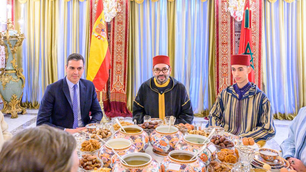 En el centro de la imagen, el rey Mohamed VI. A su derecha, el presidente del Gobierno, Pedro Sánchez; y a la izquierda, el príncipe Moulay Hassan de Marruecos.
