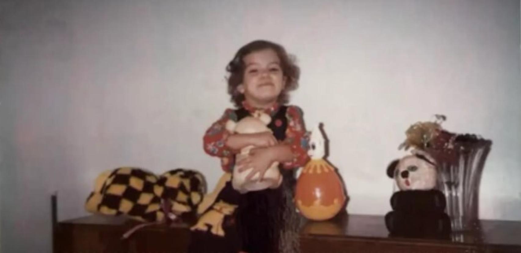 Baby Roe de niña, ajena a todo.