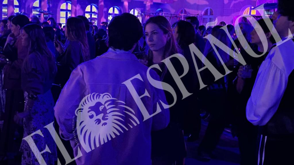 Jorge Bárcenas charlando con una amiga en el evento de Multióptica este pasado jueves 5 de mayo de 2022.