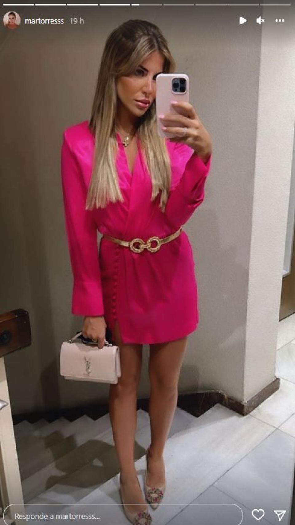 Mar Torres con vestido fucsia y bolso de Yves Saint Laurent.