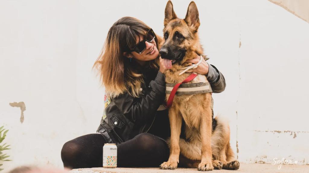 Si el espacio es petfriendly pueden ir lo más peludos.