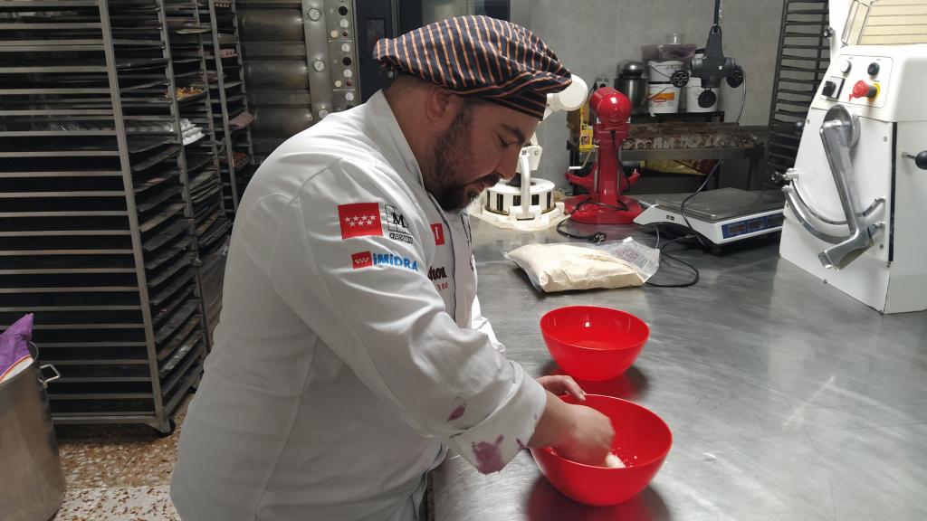 Julio López, preparando una masa a partir de la miga del pan del 'chino' para comprobar si fermenta o no.
