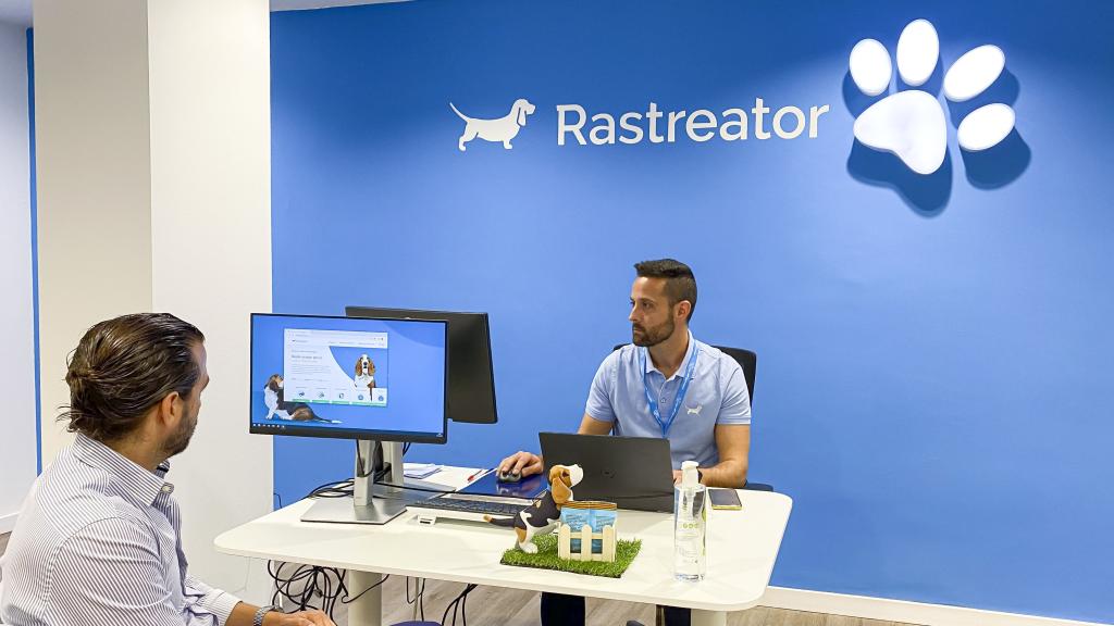 Asesor hipotecario de Rastreator en su nueva tienda física en Sevilla.