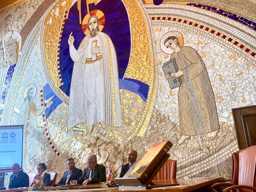 Alberto Guerrero da inicio al acto en la Sala Capitular de la Catedral de la Almudena