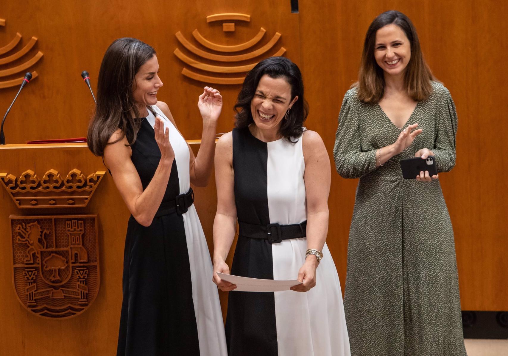 La reina con la invitada que vestía igual que ella.