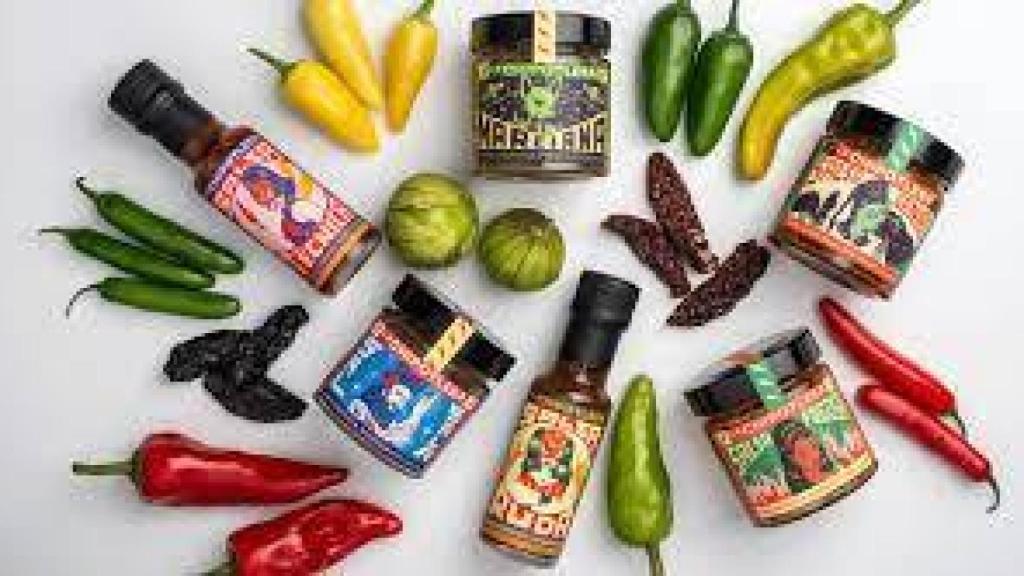 Diferentes salsas elaboradas con chiles