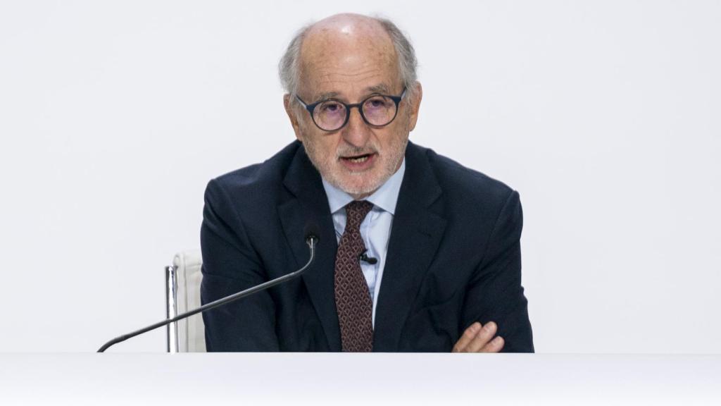 El presidente de Repsol, Antonio Brufau interviene durante la Junta General de Accionistas de Repsol, en el Palacio Municipal de Congresos de Campo de las Naciones.