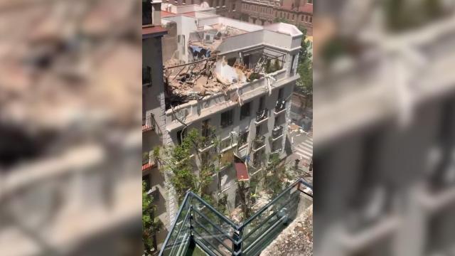 Buscan a dos trabajadores en la explosión del barrio de Salamanca (Madrid).