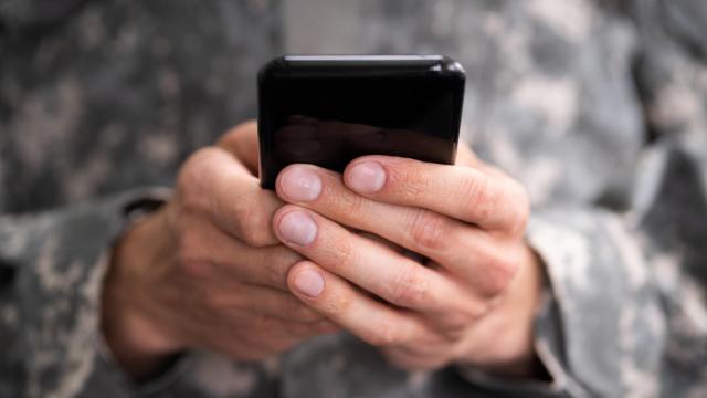 Imagen de archivo de una persona utilizando su teléfono móvil.