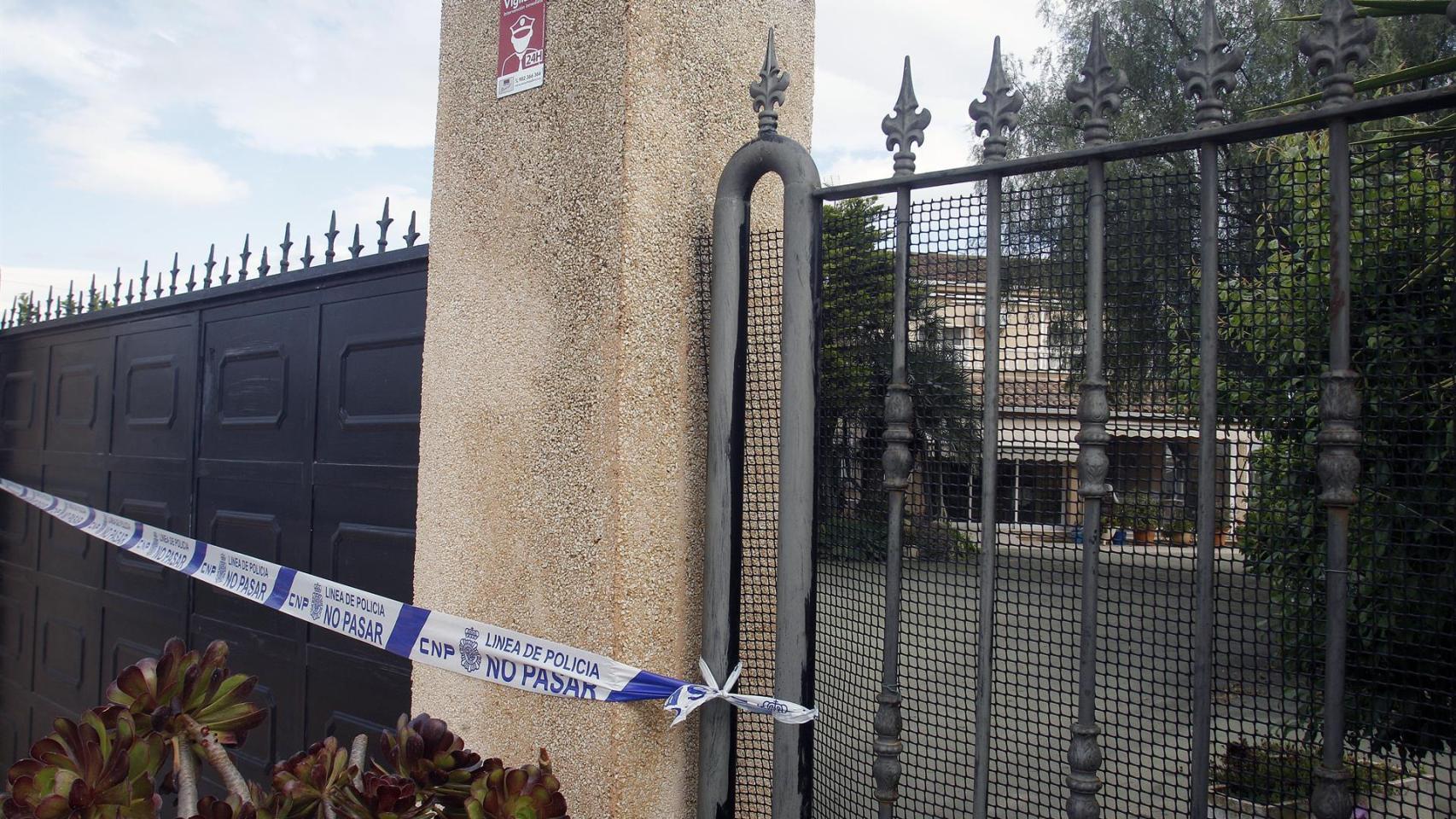 Chalet de Elche donde apareció el cadáver de la octogenaria, muerta con tres disparos.