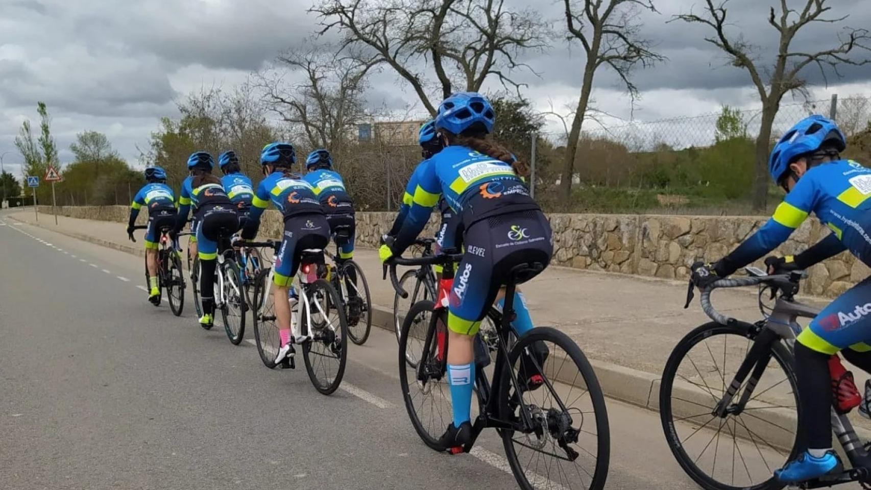 Entrenamiento en carretera de la Escuela de Ciclismo Salmantina