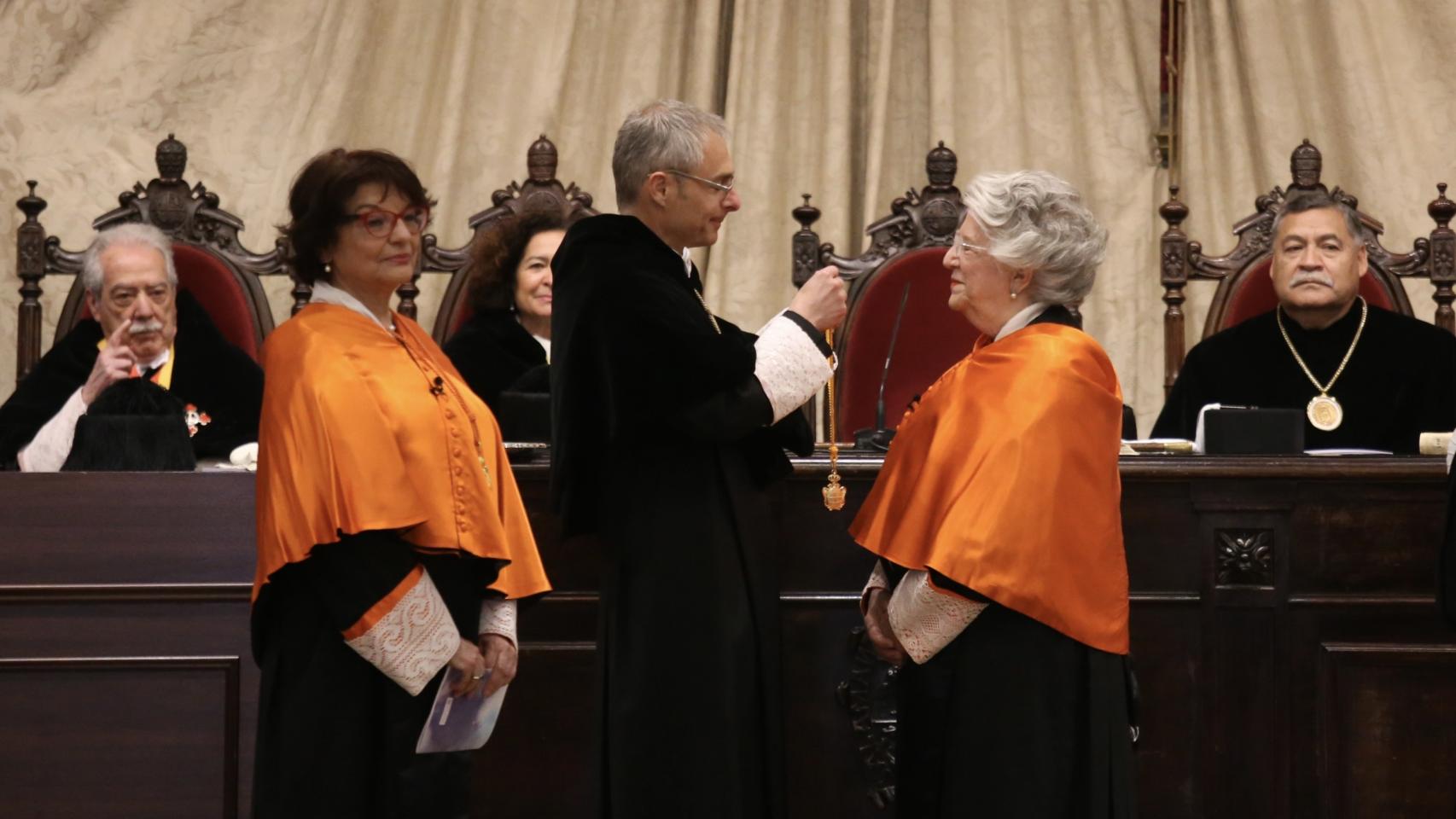 El rector impone la medalla a María Ángeles Durán en presencia de Soledad Murillo