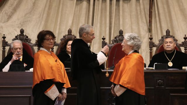 El rector impone la medalla a María Ángeles Durán en presencia de Soledad Murillo