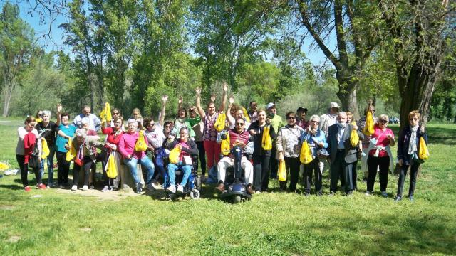 Paseo saludable de los mayores de Santa Marta por la Isla del Soto