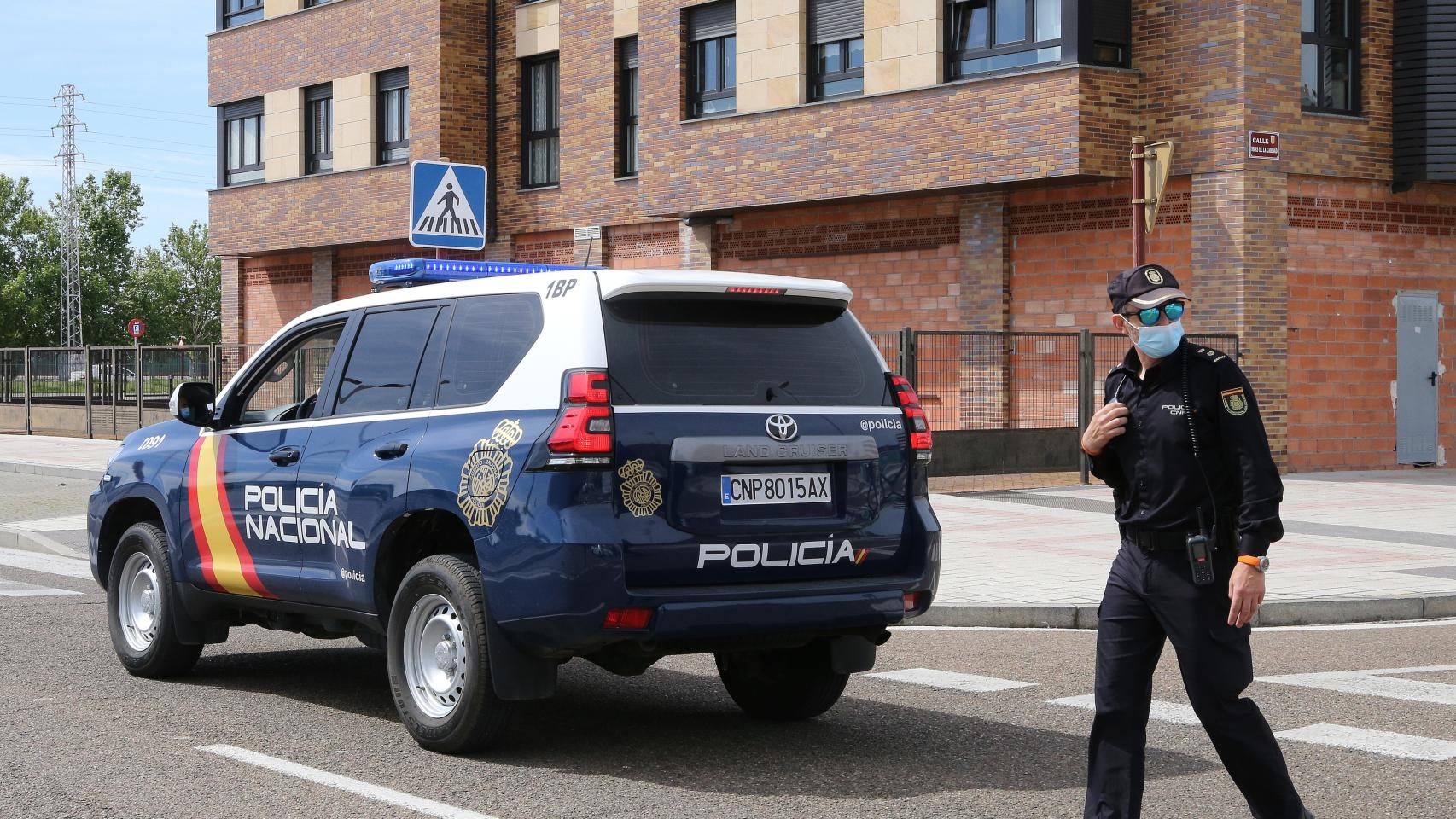 Policías nacionales en servicio.