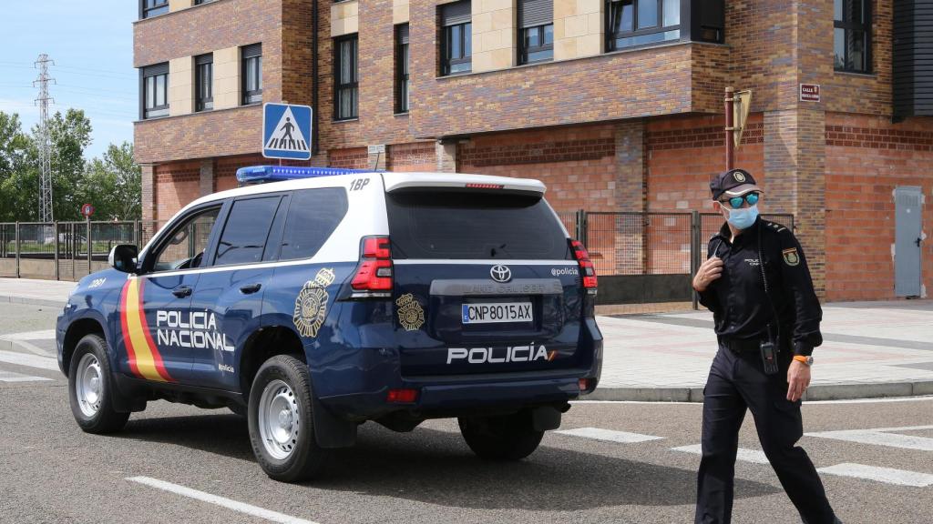 Policías nacionales en servicio.