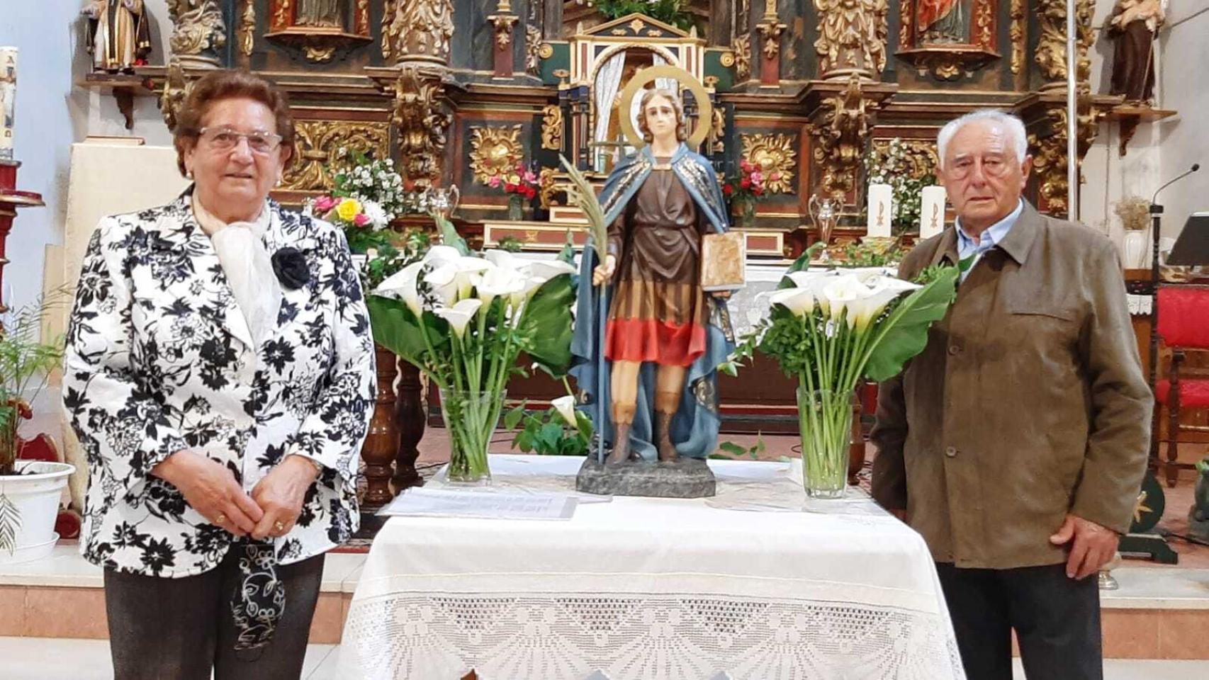 Delfín Vicente y Alfonsa Fernández posan junto a la imagen