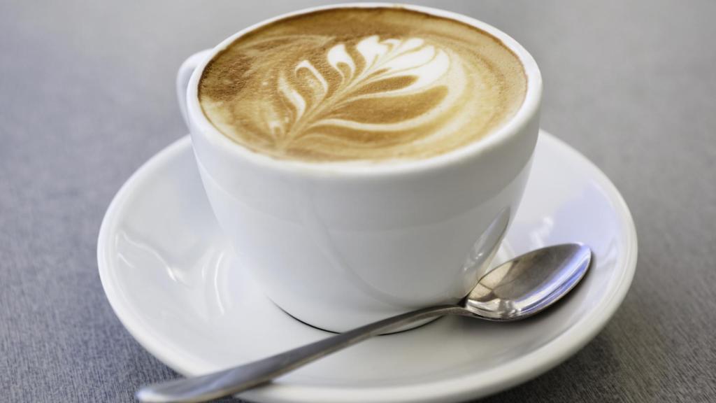 Una taza de café con leche.