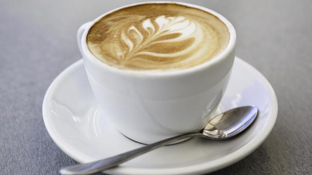 Una taza de café con leche.