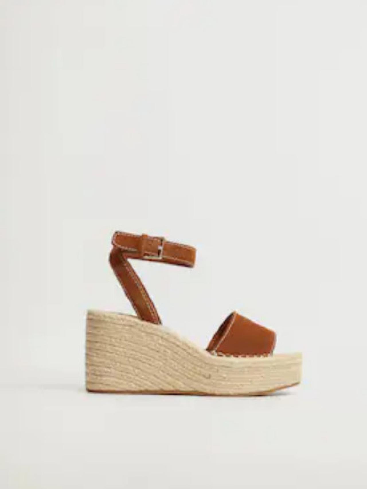 Detalle de las sandalias de Mango Outlet.