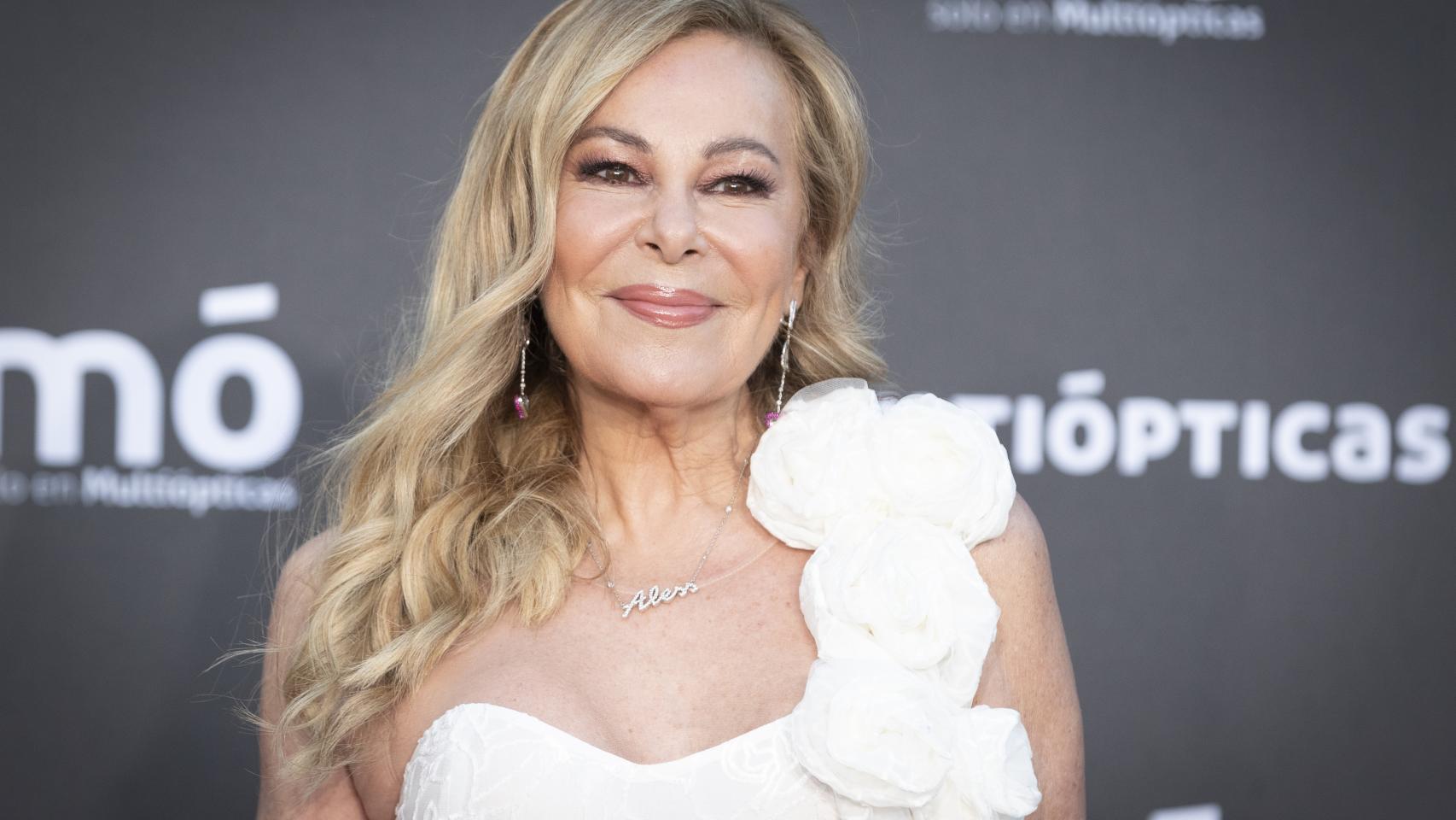 La actriz y presentadora Ana García Obregón posando en el 'photocall' del evento de Multiópticas Mó, en La Moraleja, Madrid.