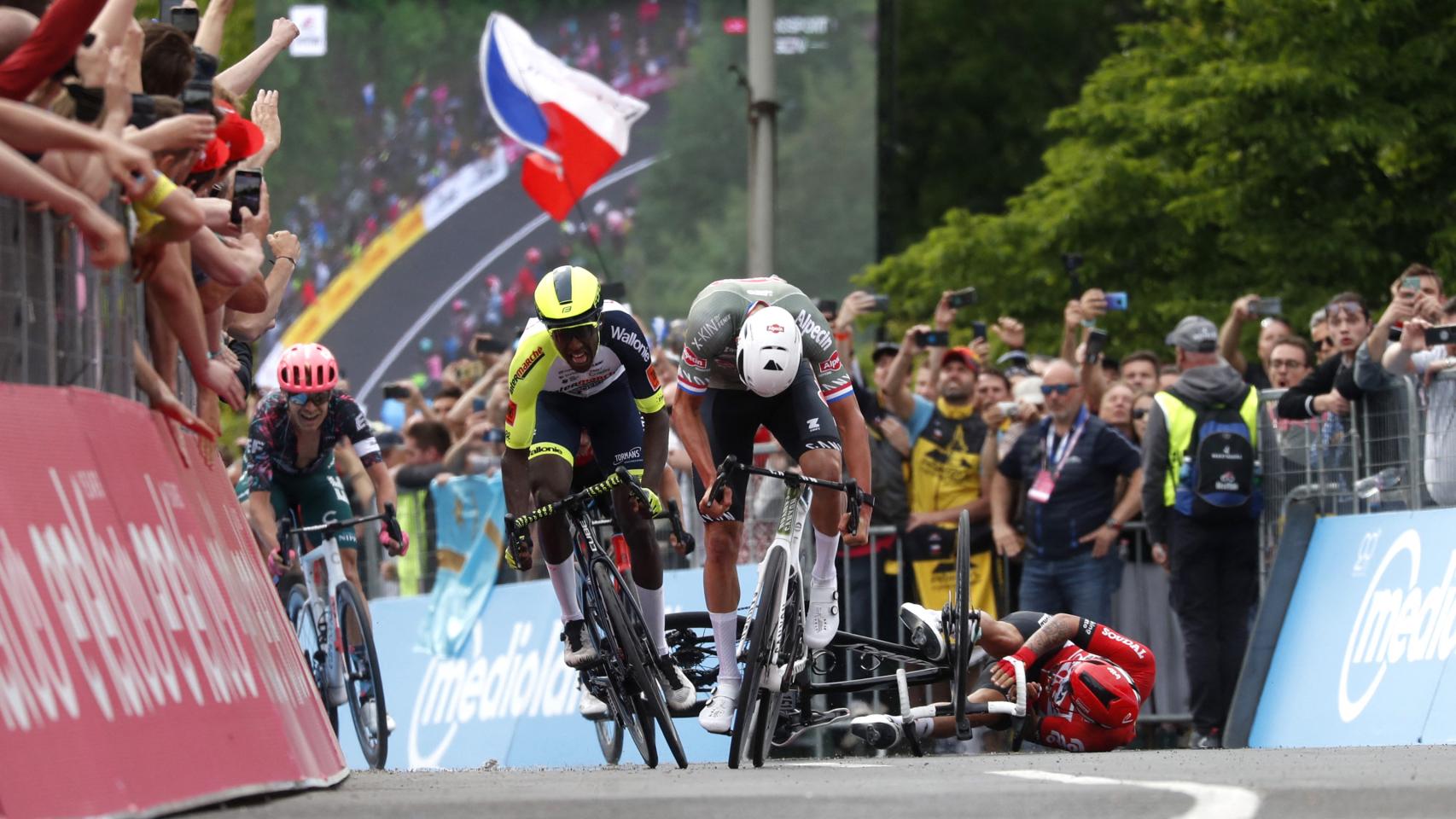 Mathieu Van der Poel da el último golpe de costado.
