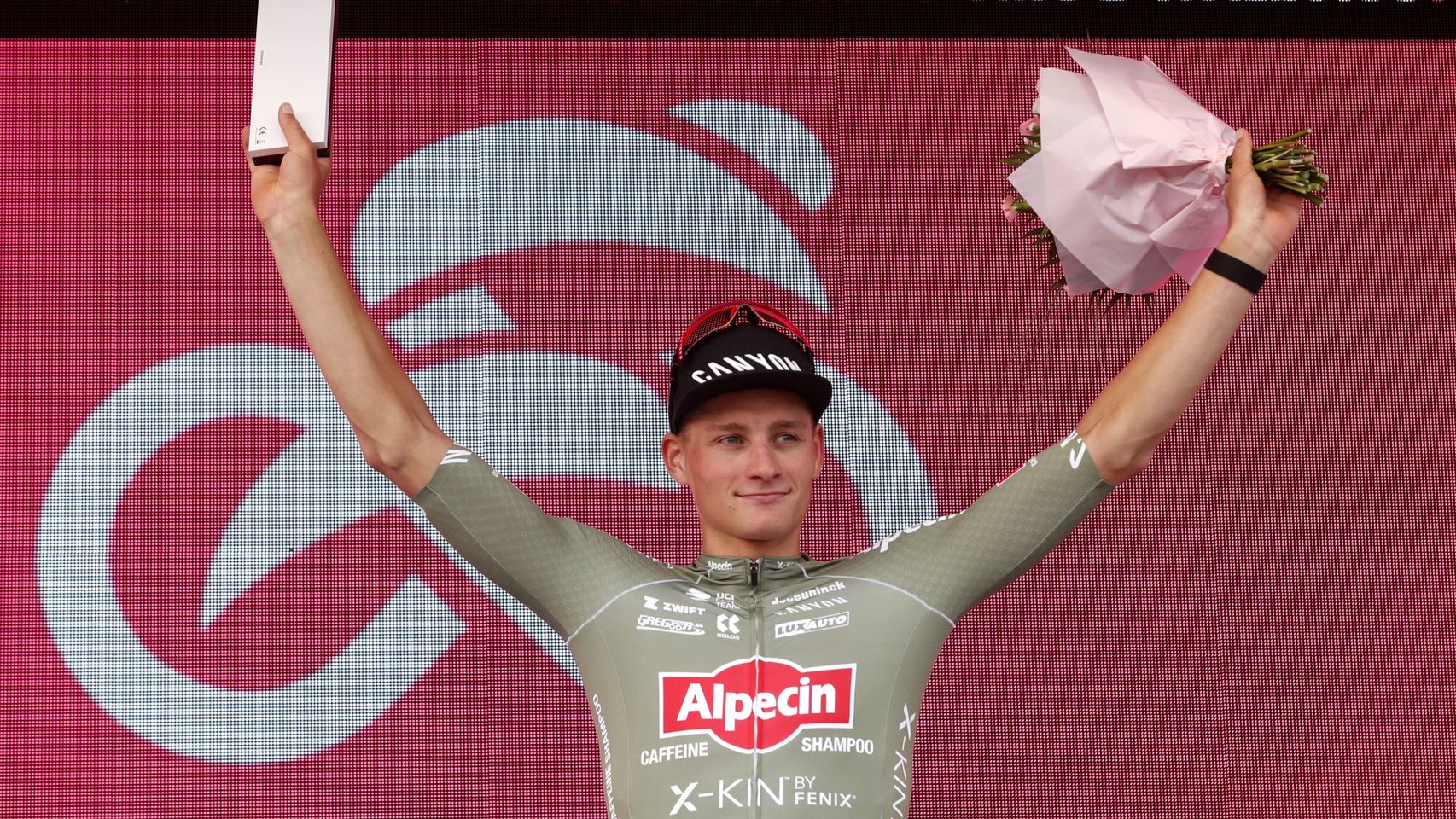 Mathieu Van der Poel, en el podio como vencedor de la primera etapa del Giro 2022.