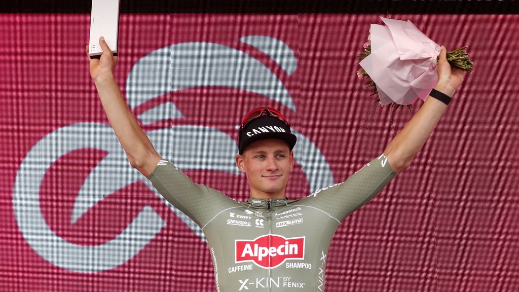 Mathieu Van der Poel, en el podio como vencedor de la primera etapa del Giro 2022.
