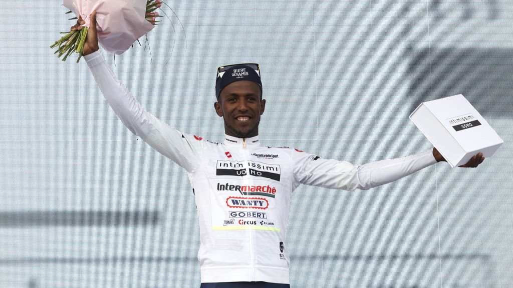 Biniam Girmay, en el podio como líder de la clasificación de mejor joven del Giro 2022.