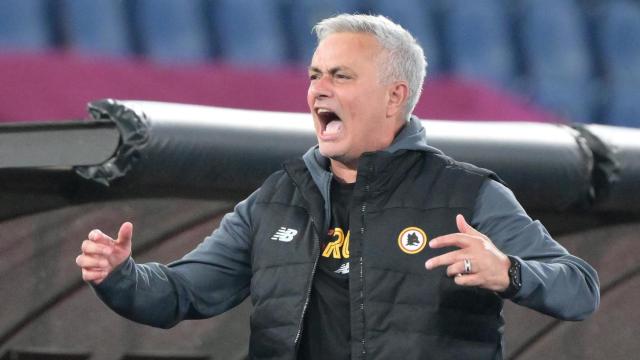 José Mourinho celebrando el pase a la final de la Conference League con la Roma