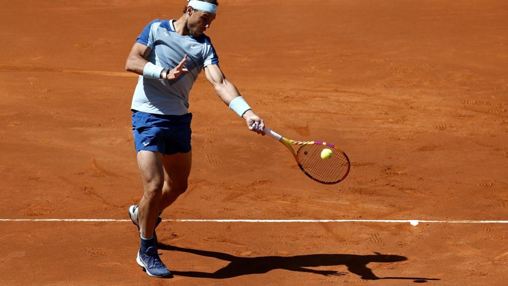 Rafa Nadal golpea una bola.