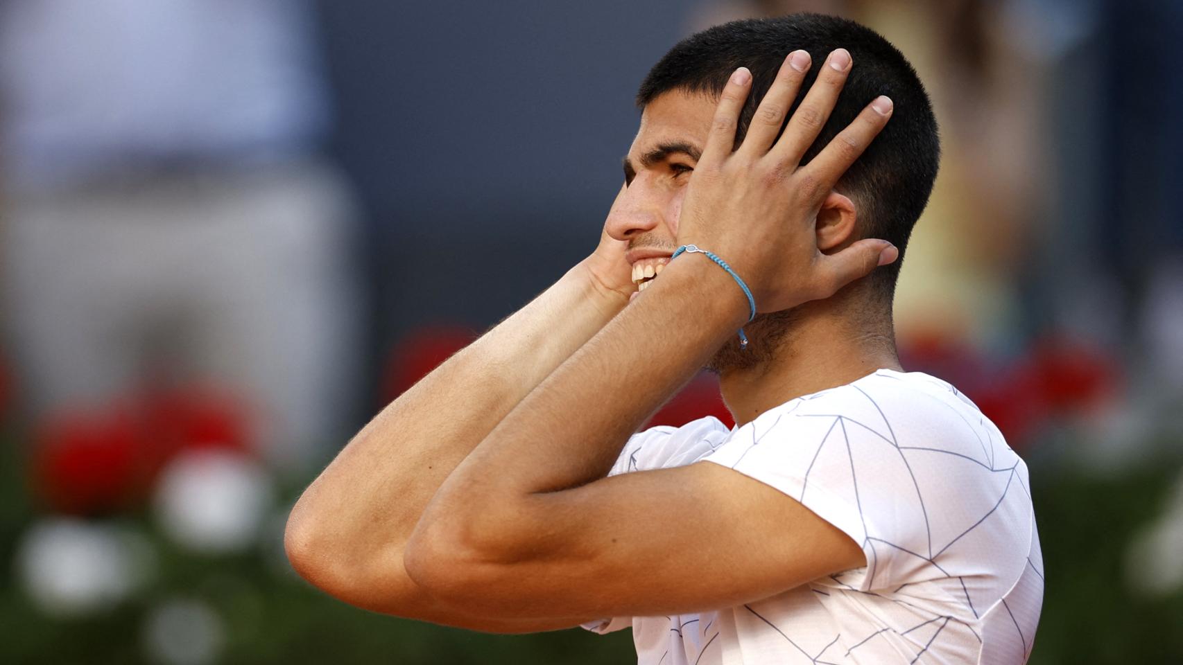 Carlos Alcaraz se lleva las manos a la cabeza.