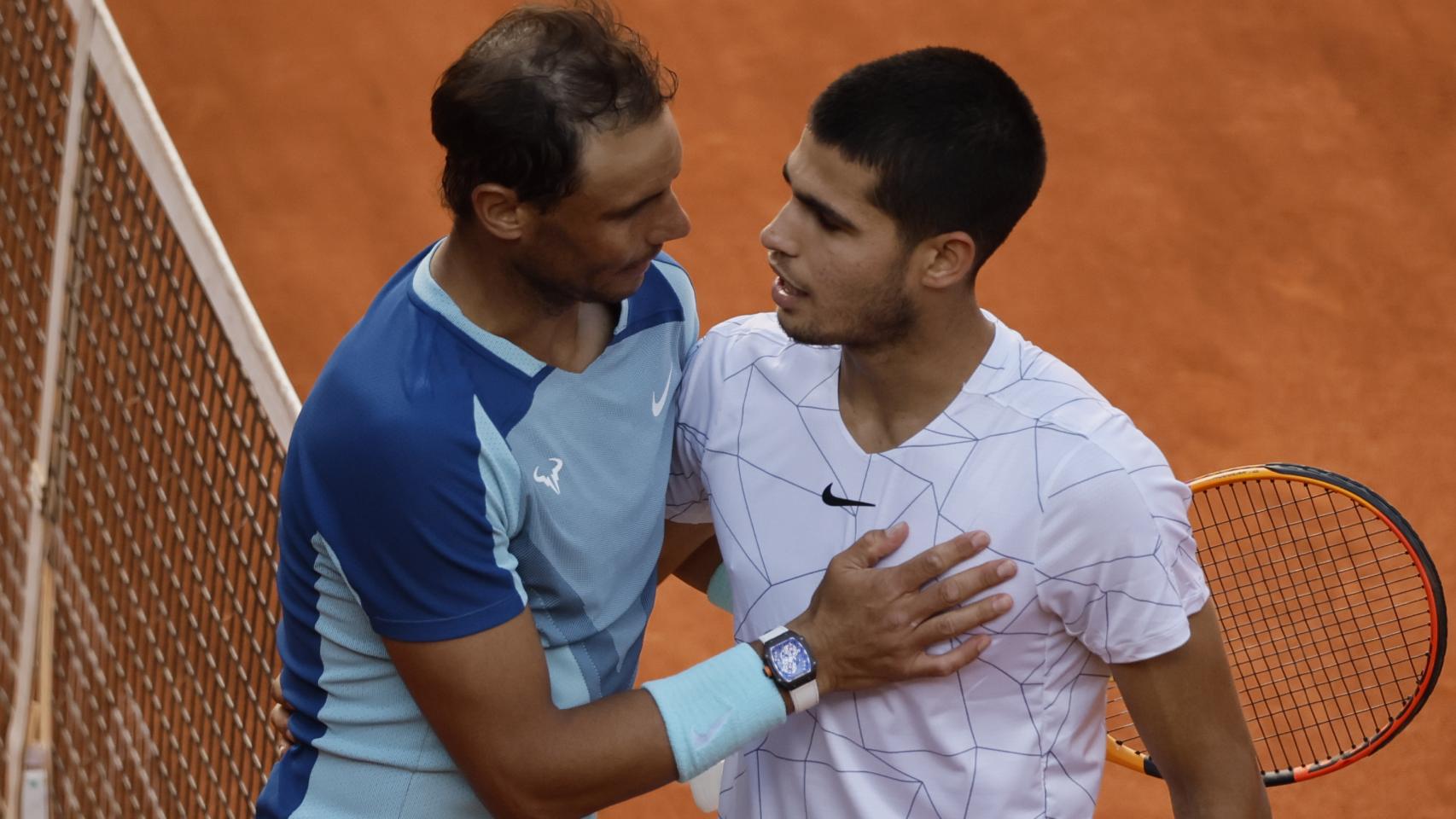 Rafa Nadal felicita a Carlos Alcaraz.