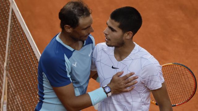 Rafa Nadal felicita a Carlos Alcaraz.