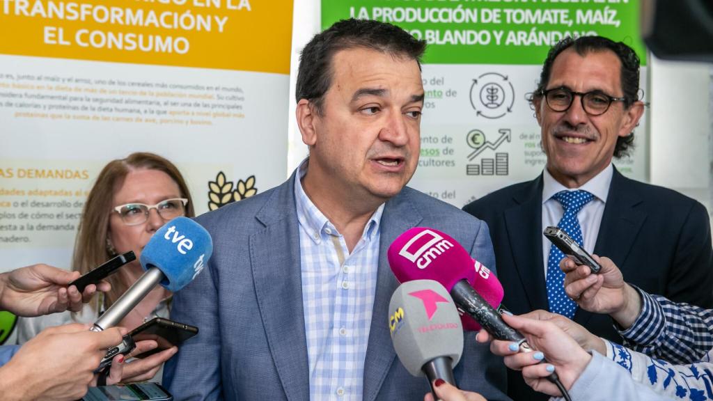 El consejero de Agricultura, Agua y Desarrollo Rural, Francisco Martínez Arroyo.