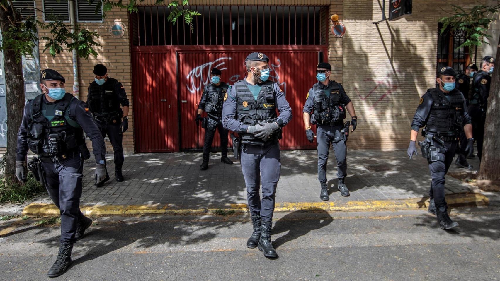 La Guardia Civil custodia uno de los edificios registrado en mayo de 2021 por el 'caso Azud'.
