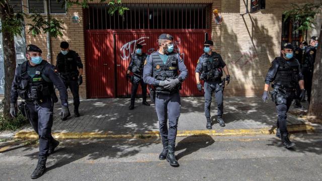 La Guardia Civil custodia uno de los edificios registrado en mayo de 2021 por el 'caso Azud'.