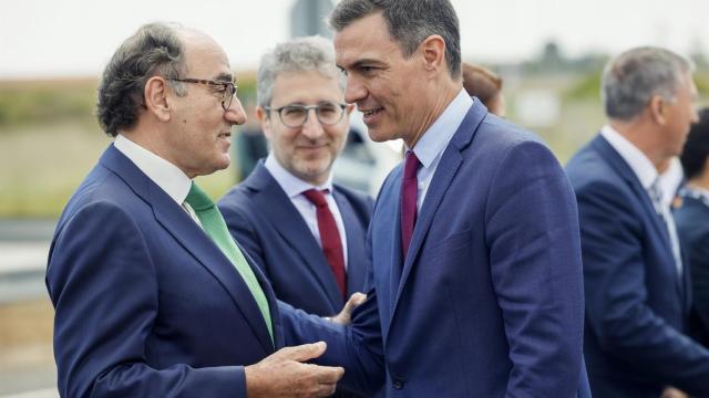 Pedro Sánchez y Galán conversan el pasado jueves en Sagunto, en la presentación de una factoría de baterías para coches eléctricos./