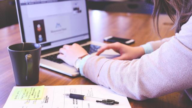 La pandemia ha disparado la demanda de universidades, centros de formación profesional y Administración pública de tecnología para realizar exámenes 'online'.
