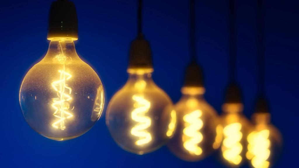Varias bombillas encendidas.