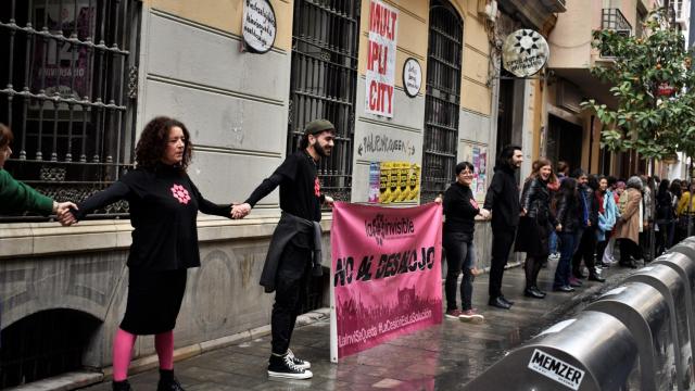 En la última manifestación se formó una cadena humana alrededor de la Invisible.