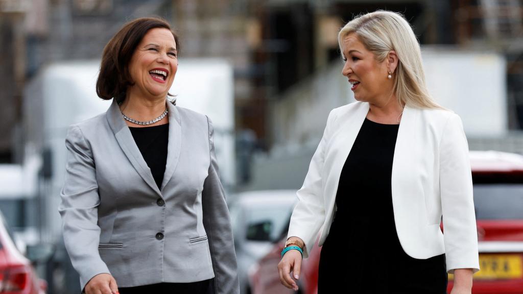 La líder adjunta del Sinn Fein, Michelle O'Neill, y la líder del partido, Mary Louise McDonald, este viernes.