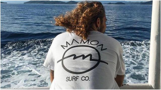 Diego Bello con una de las camisetas de su marca.