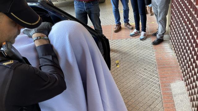 La Policía Nacional lleva al detenido al juzgado de Torrent.