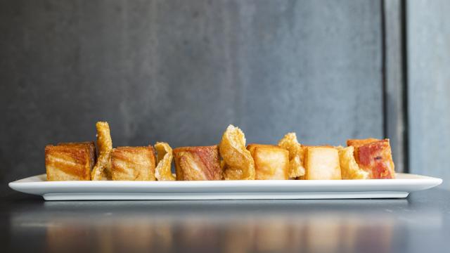 Un plato de torreznos de La Raquetista.