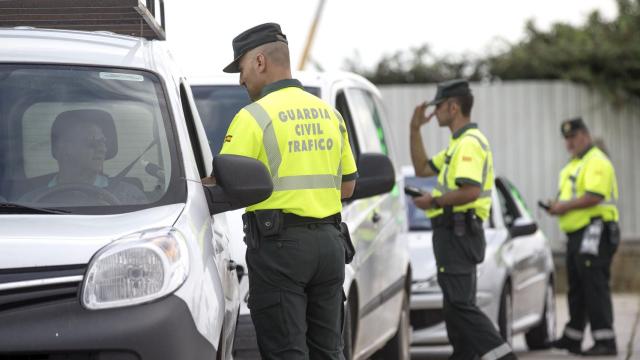 Varios agentes de la Guardia Civil realizando un control de drogas y alcohol.