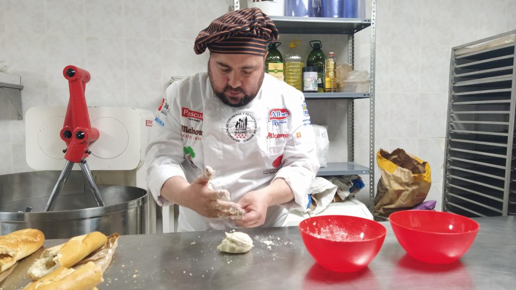 El panadero Julio López, amasando la miga del pan de los 'chinos' con agua y harina, antes del experimento.