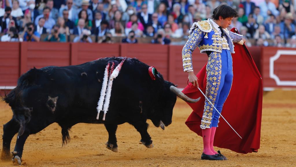 Roca Rey recibe con estatuarios al tercero de la tarde en Sevilla.
