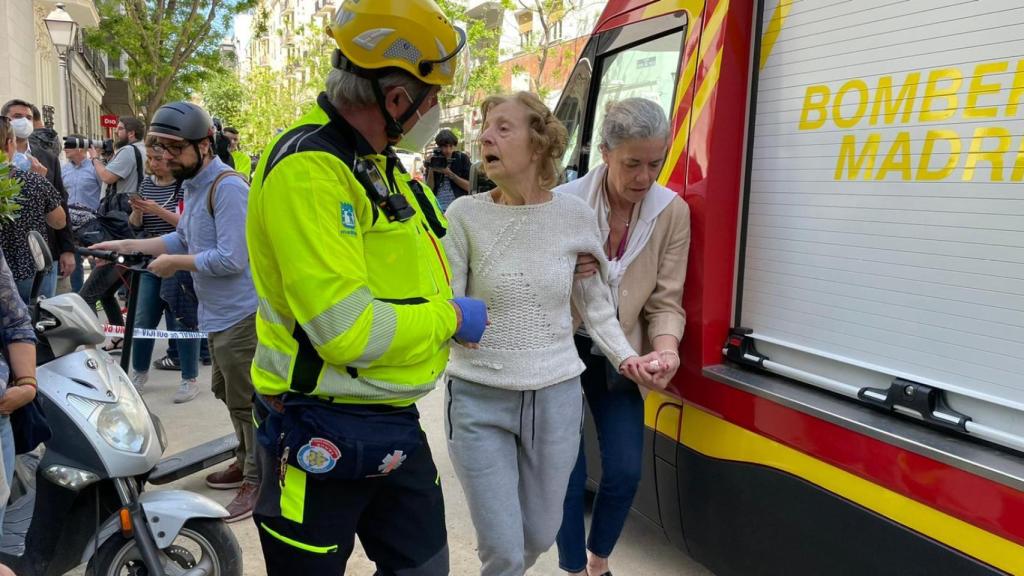 Una anciana es desalojada del lugar de la explosión, este viernes en Madrid.