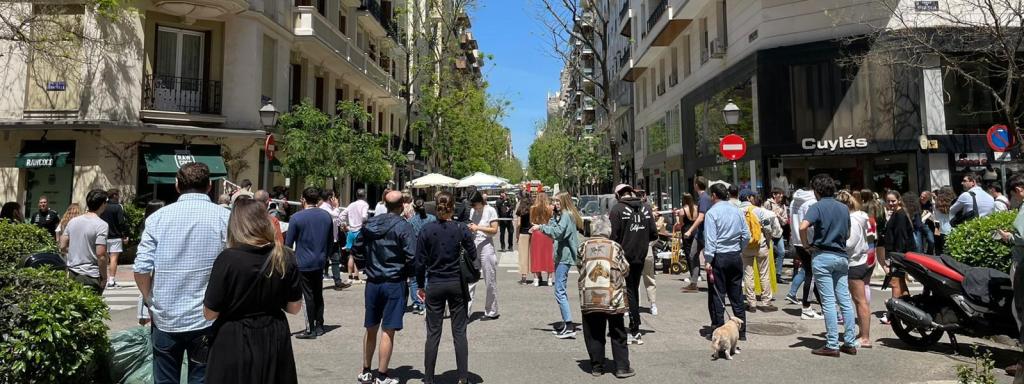 Vecinos y curiosos alrededor del cordón policial.
